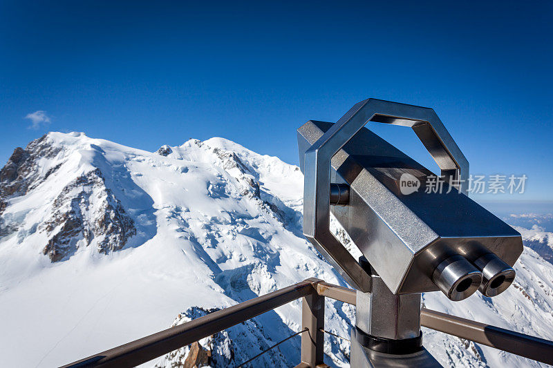 法国夏蒙尼勃朗峰Aiguille Du Midi平台的双筒望远镜